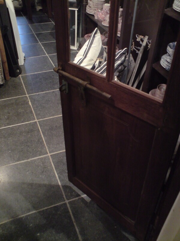 Koloniale dubbele deur in kozijn