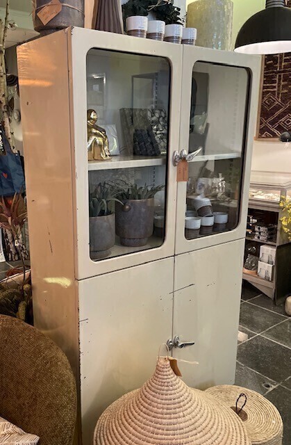 oude metalen dokterskast vintage 